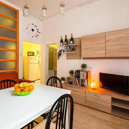 Elly's House Apartment