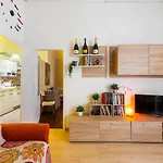 Elly's House Apartment *